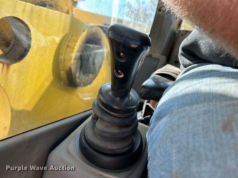 image for item NR9028 2000 New Holland EC600  excavator