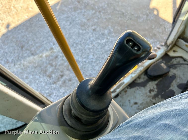 image for item NR9028 2000 New Holland EC600  excavator