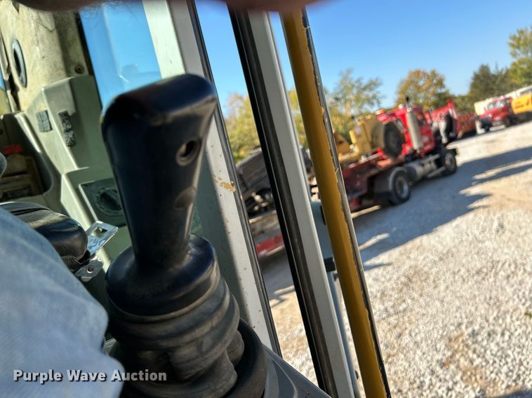 image for item NR9028 2000 New Holland EC600  excavator