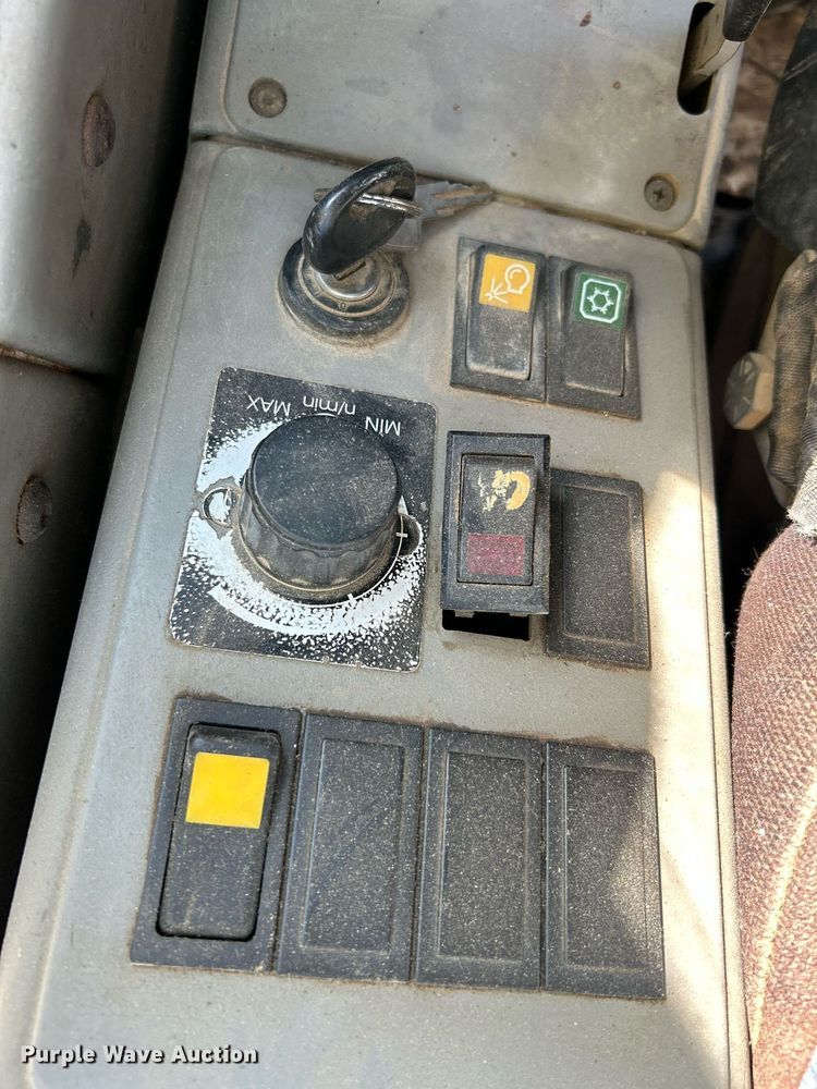 image for item NR9028 2000 New Holland EC600  excavator