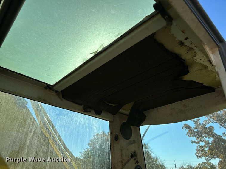 image for item NR9028 2000 New Holland EC600  excavator