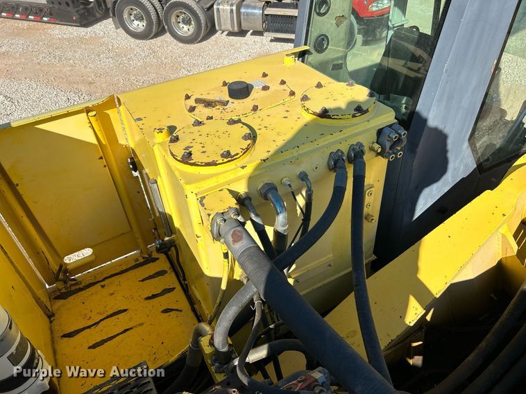 image for item NR9028 2000 New Holland EC600  excavator