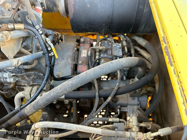 image for item NR9028 2000 New Holland EC600  excavator