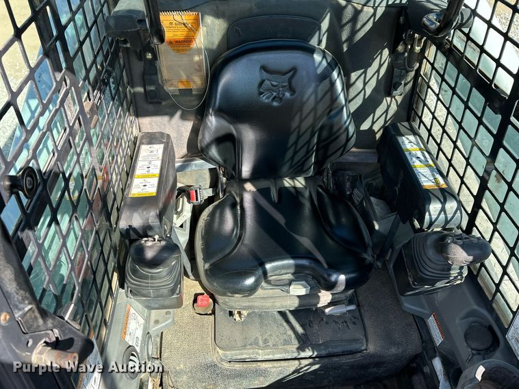 image for item NR9273 2017 Bobcat T750  tracked skid steer loader