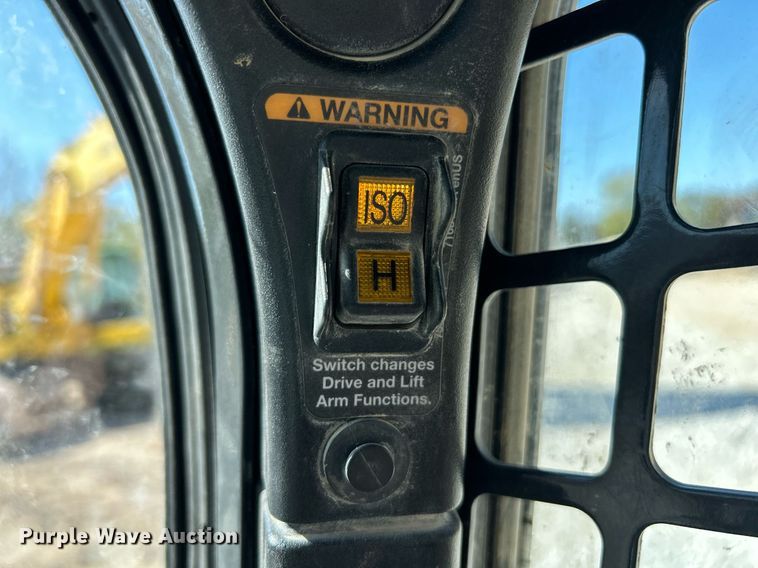 image for item NR9273 2017 Bobcat T750  tracked skid steer loader