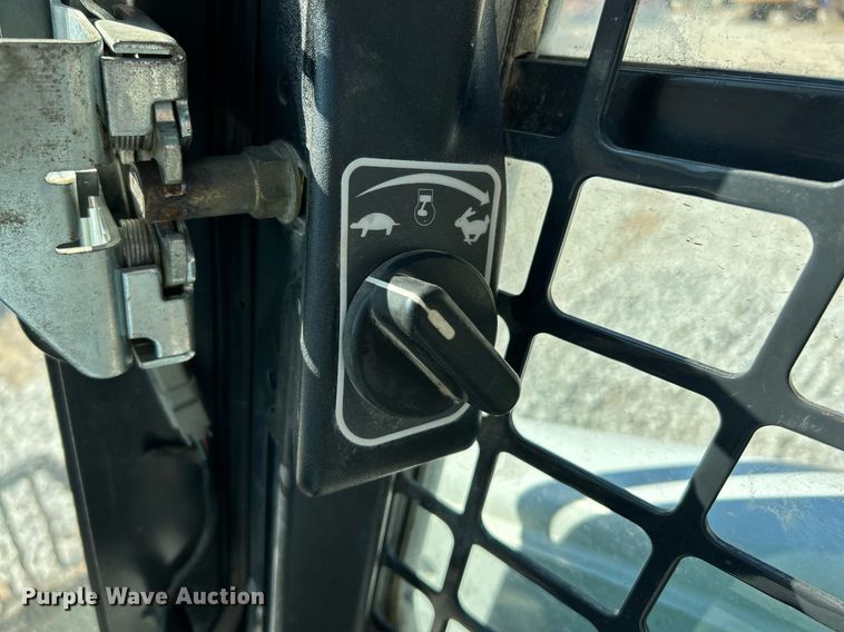 image for item NR9273 2017 Bobcat T750  tracked skid steer loader