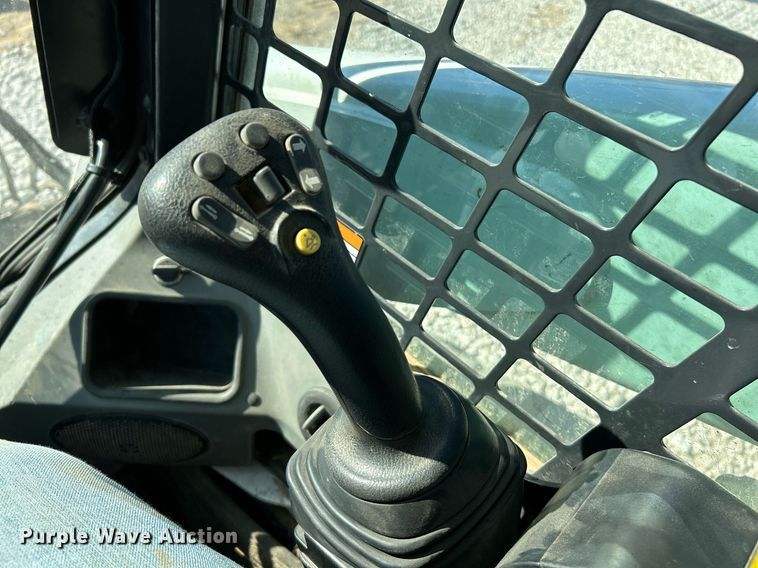 image for item NR9273 2017 Bobcat T750  tracked skid steer loader