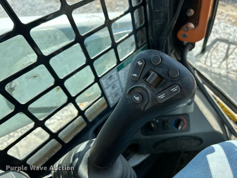 image for item NR9273 2017 Bobcat T750  tracked skid steer loader