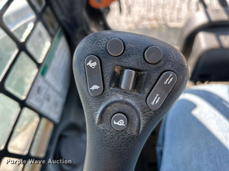 image for item NR9273 2017 Bobcat T750  tracked skid steer loader