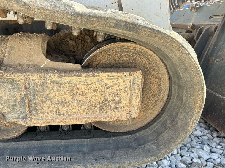 image for item NR9273 2017 Bobcat T750  tracked skid steer loader