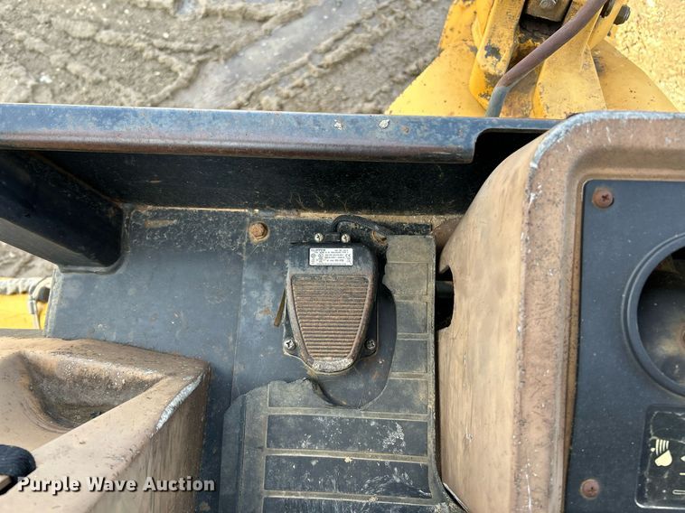 image for item NR9317 1997 John Deere 710D  backhoe