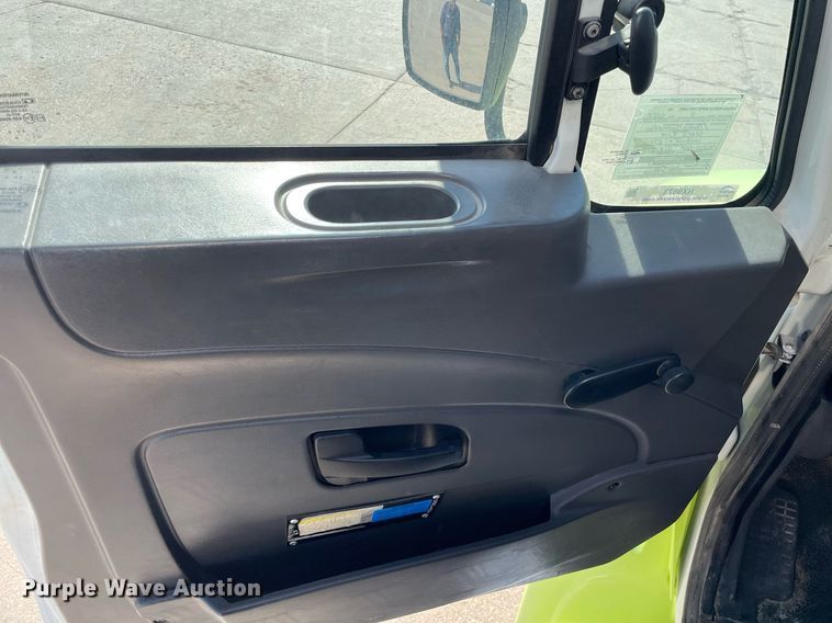 image for item NX9873 2013 International 4300  box truck with fuel/lube system