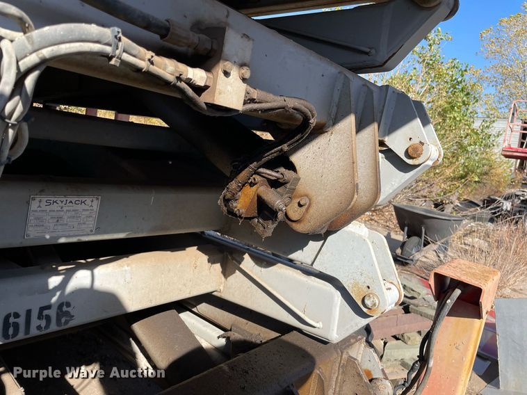 image for item NX9969 1996 Sky Jack SJ9250  scissor lift