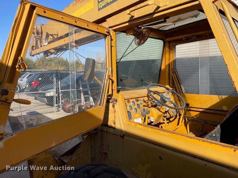 image for item NX9970 1973 Clark 714  crane