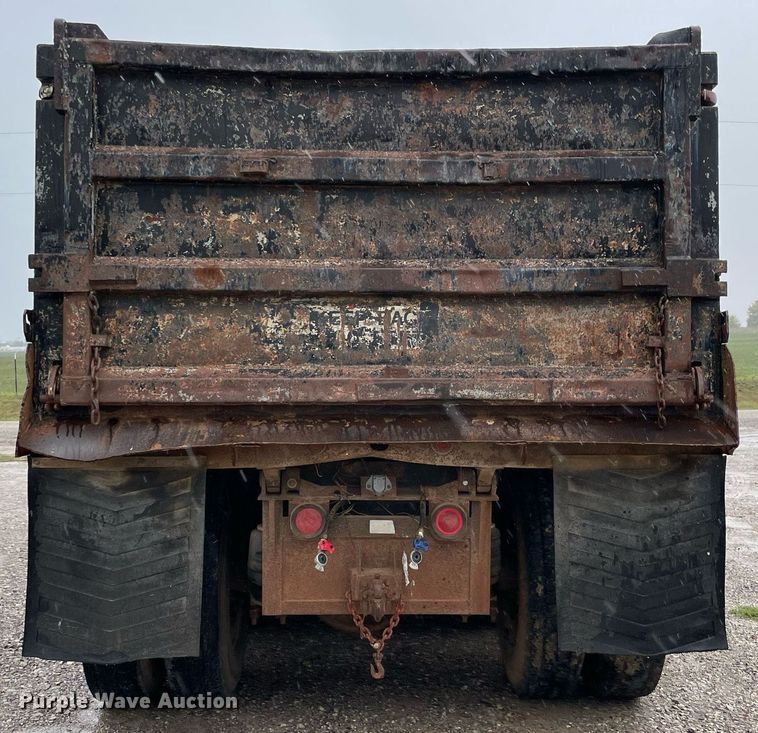 image for item NZ9007 1994 Peterbilt 378  dump truck