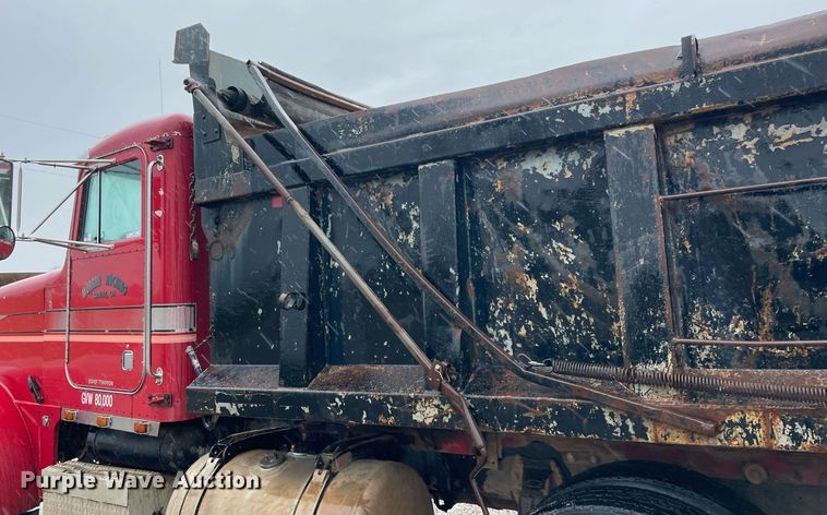 image for item NZ9007 1994 Peterbilt 378  dump truck