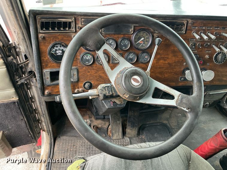 image for item NZ9007 1994 Peterbilt 378  dump truck