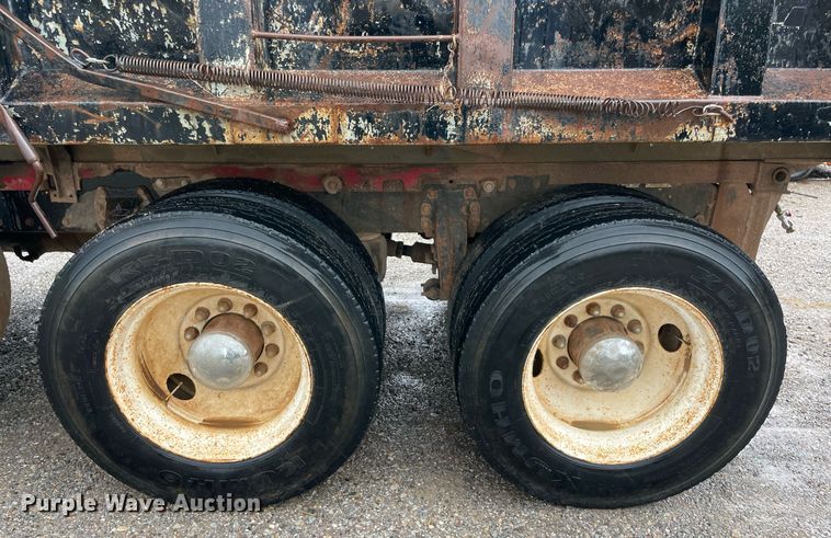 image for item NZ9007 1994 Peterbilt 378  dump truck