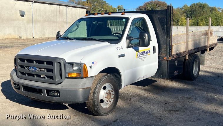 image for item OA9020 2005 Ford F350  flatbed pickup truck