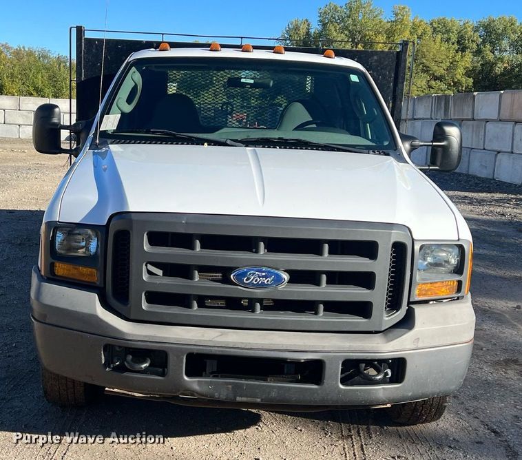 image for item OA9020 2005 Ford F350  flatbed pickup truck