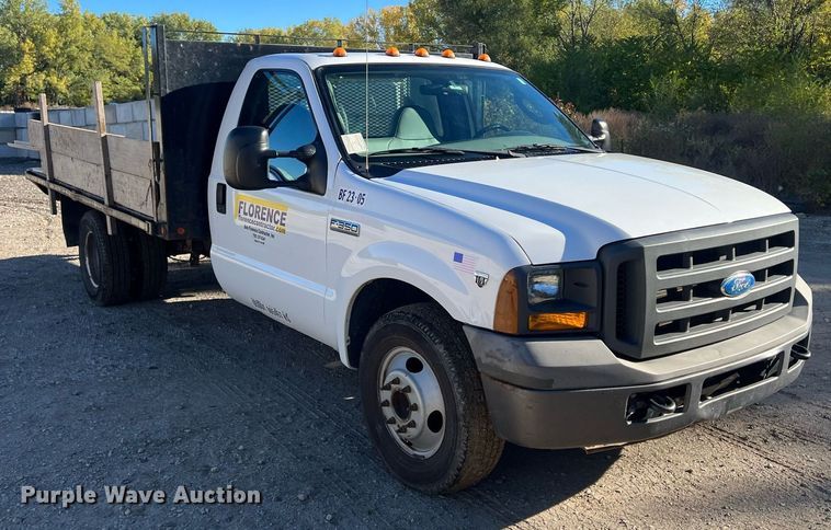 image for item OA9020 2005 Ford F350  flatbed pickup truck