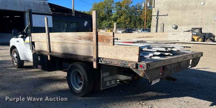 image for item OA9020 2005 Ford F350  flatbed pickup truck
