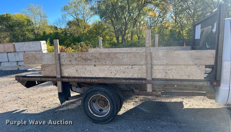 image for item OA9020 2005 Ford F350  flatbed pickup truck