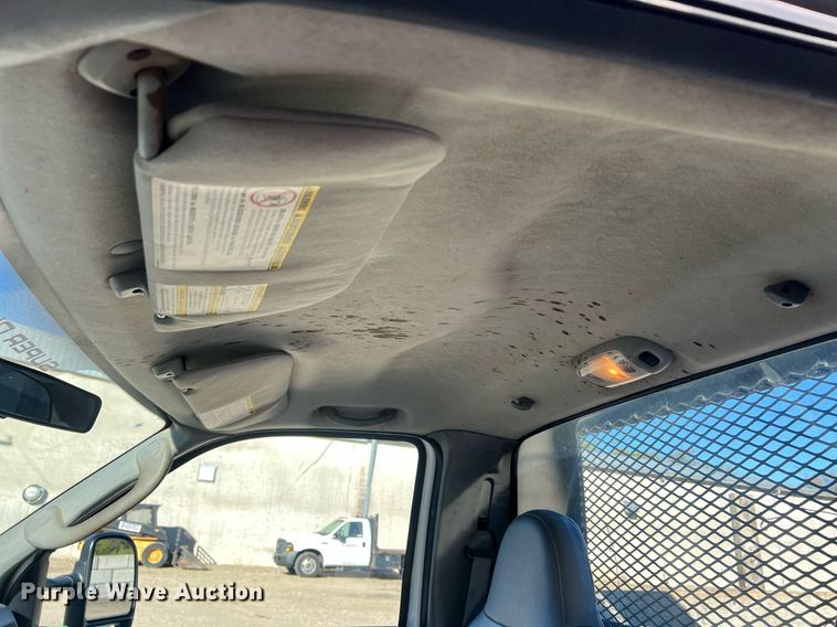 image for item OA9020 2005 Ford F350  flatbed pickup truck