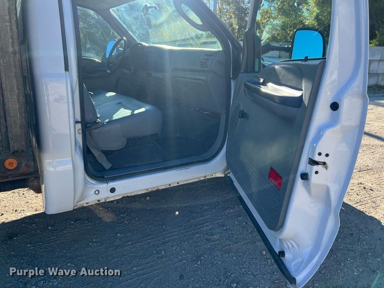 image for item OA9020 2005 Ford F350  flatbed pickup truck