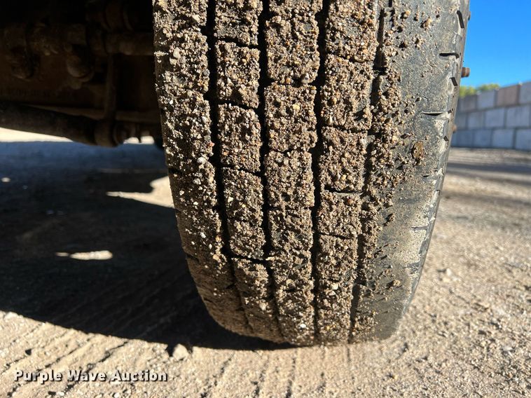 image for item OA9020 2005 Ford F350  flatbed pickup truck