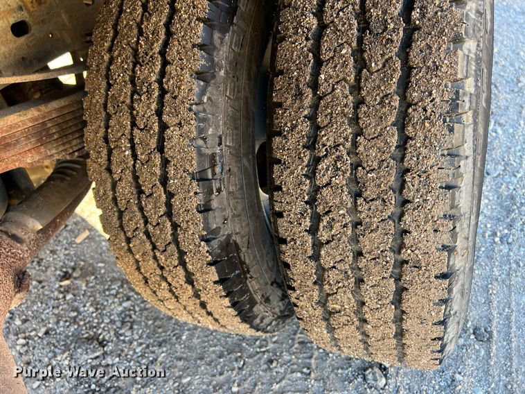 image for item OA9020 2005 Ford F350  flatbed pickup truck