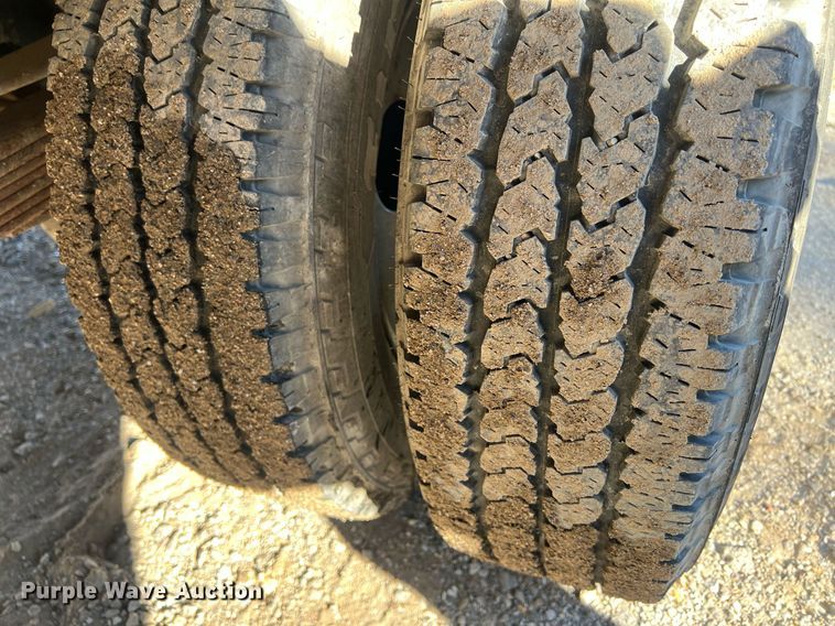 image for item OA9020 2005 Ford F350  flatbed pickup truck