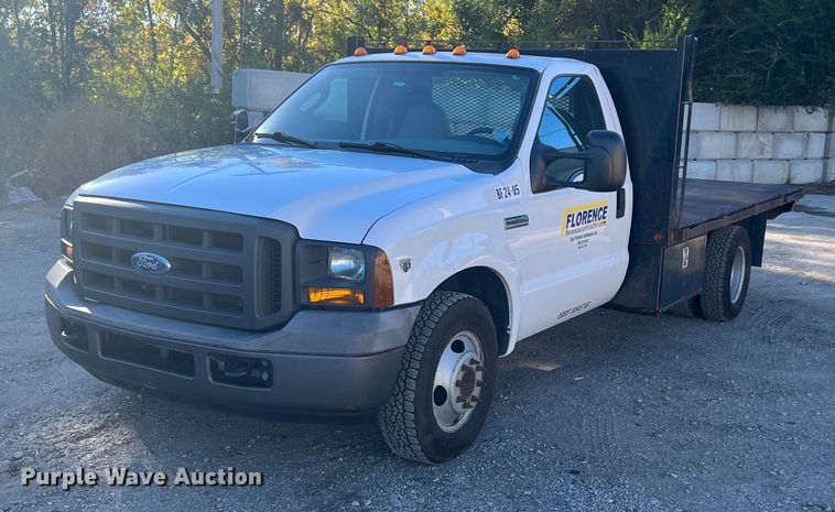 image for item OA9021 2005 Ford F350  flatbed pickup truck