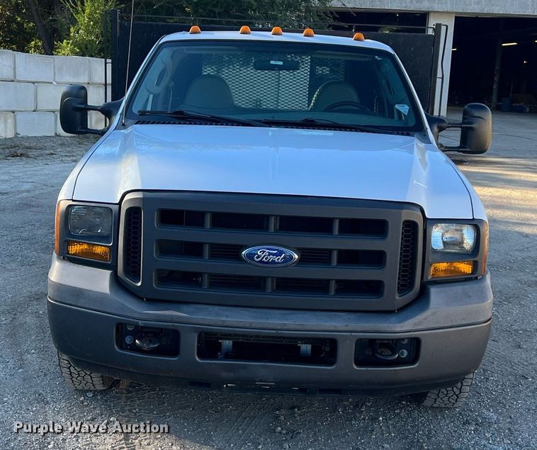 image for item OA9021 2005 Ford F350  flatbed pickup truck