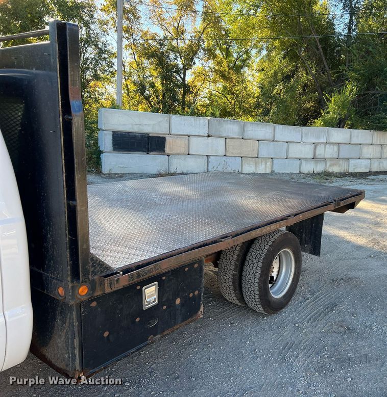 image for item OA9021 2005 Ford F350  flatbed pickup truck