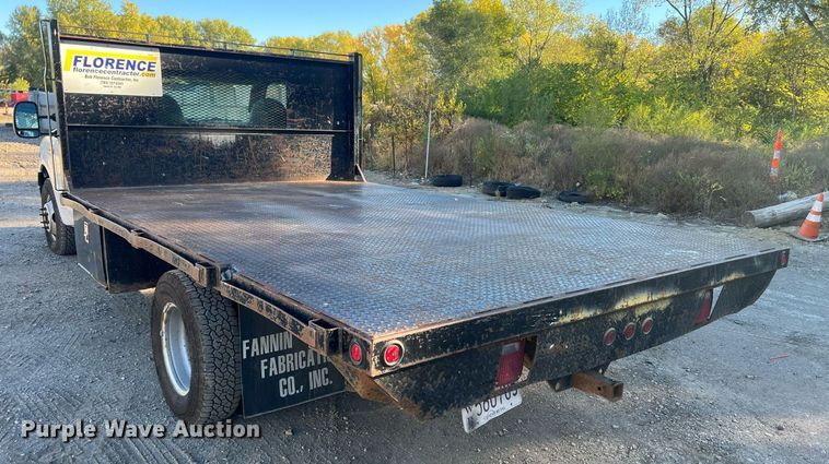 image for item OA9021 2005 Ford F350  flatbed pickup truck