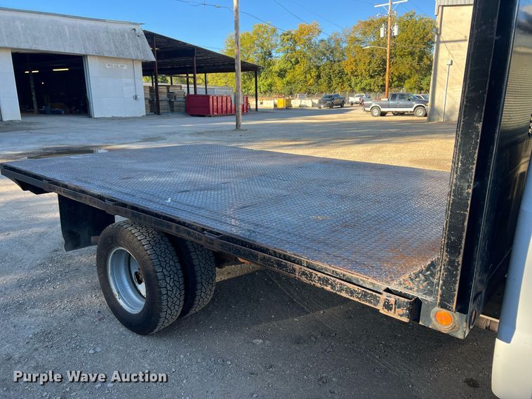 image for item OA9021 2005 Ford F350  flatbed pickup truck