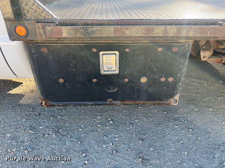 image for item OA9021 2005 Ford F350  flatbed pickup truck