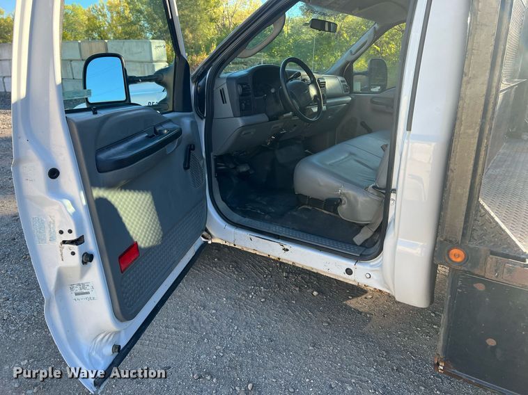 image for item OA9021 2005 Ford F350  flatbed pickup truck