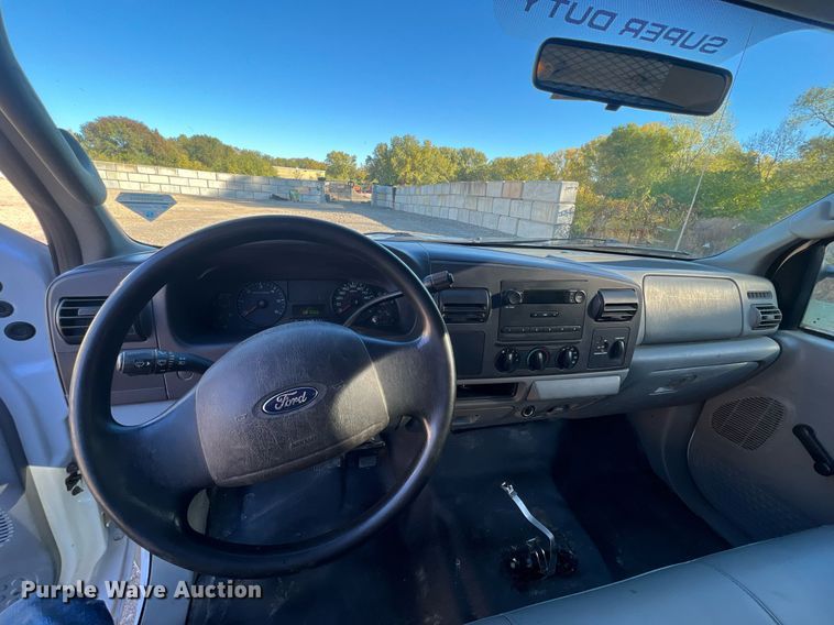 image for item OA9021 2005 Ford F350  flatbed pickup truck