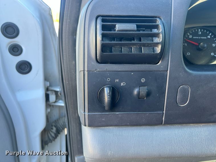 image for item OA9021 2005 Ford F350  flatbed pickup truck