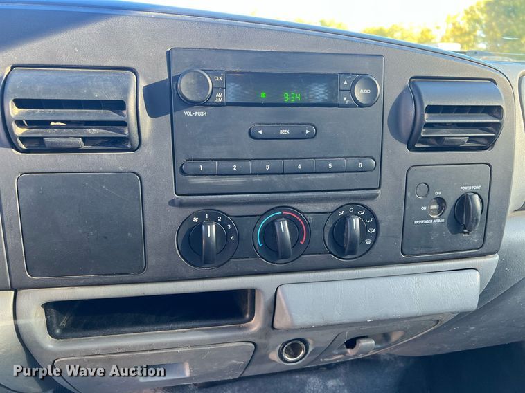 image for item OA9021 2005 Ford F350  flatbed pickup truck