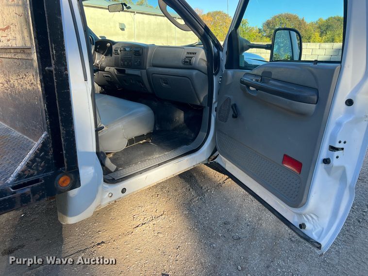 image for item OA9021 2005 Ford F350  flatbed pickup truck