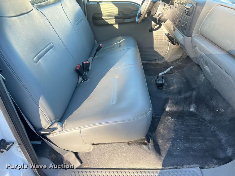 image for item OA9021 2005 Ford F350  flatbed pickup truck