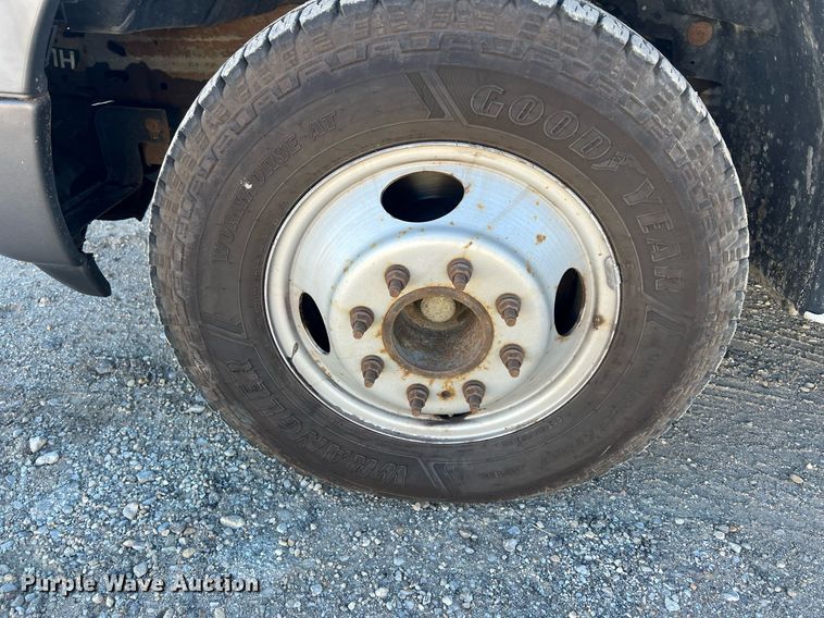 image for item OA9021 2005 Ford F350  flatbed pickup truck