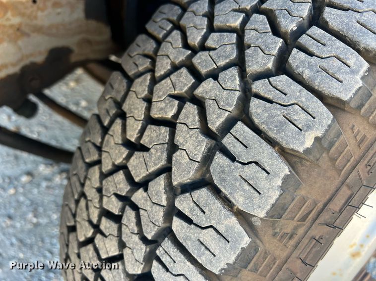 image for item OA9021 2005 Ford F350  flatbed pickup truck