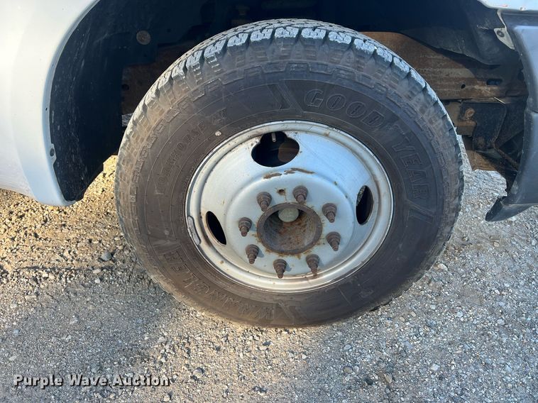 image for item OA9021 2005 Ford F350  flatbed pickup truck