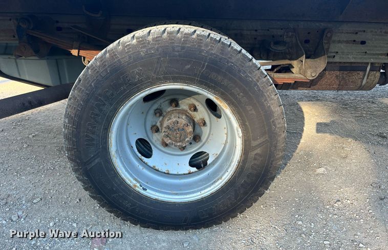 image for item OA9021 2005 Ford F350  flatbed pickup truck