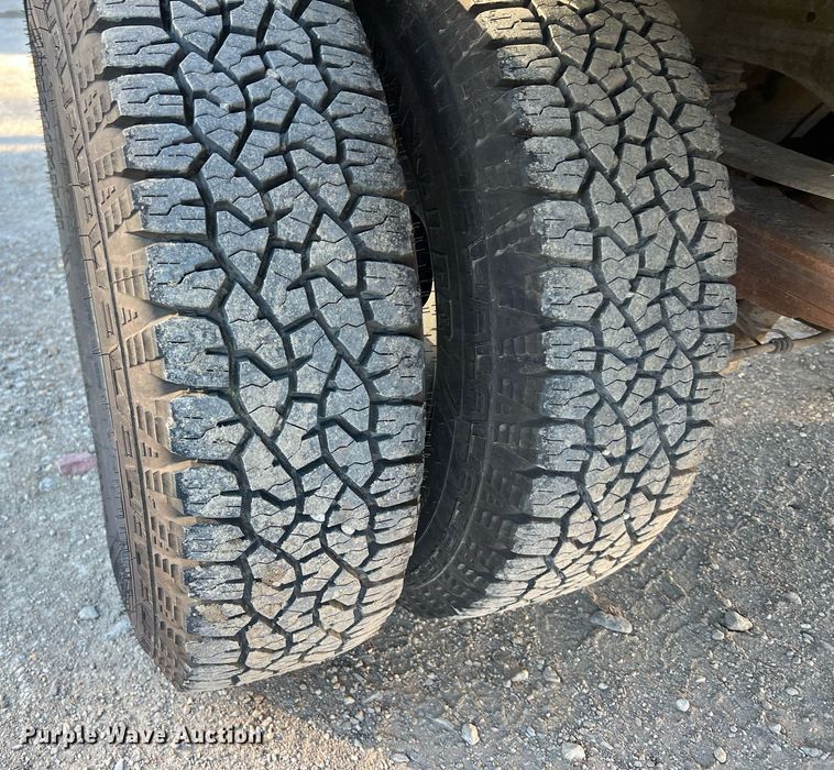 image for item OA9021 2005 Ford F350  flatbed pickup truck