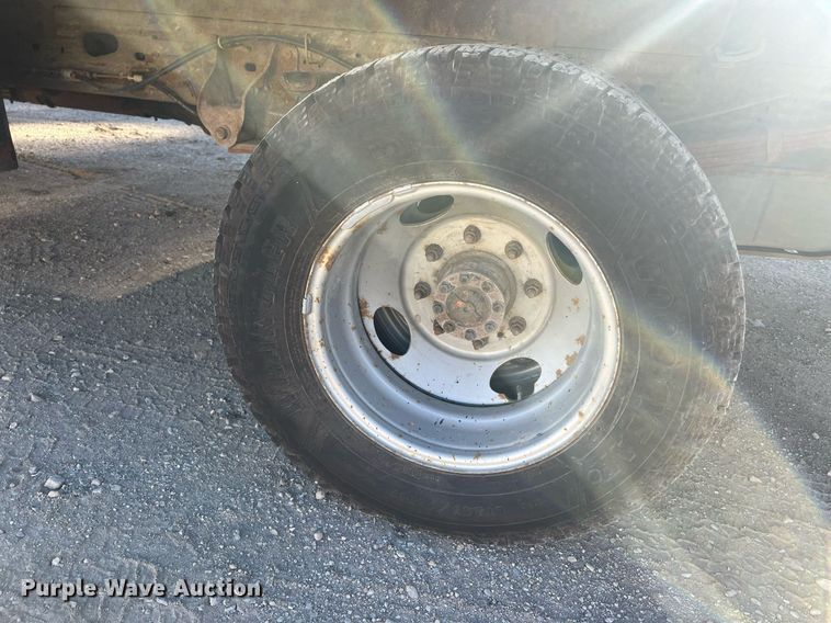 image for item OA9021 2005 Ford F350  flatbed pickup truck